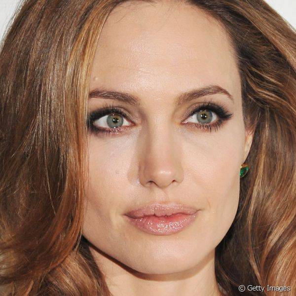 Assim como fez nessa premiação de cinema, em 2011, Angelina costuma caprichar no volume e alongamento dos cílios quando usa seu esfumado marrom